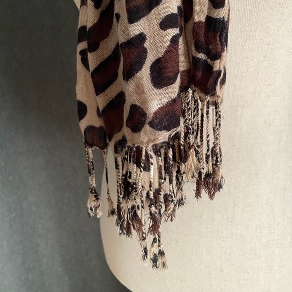 Long Leopard print Scarf - Picture 4 of 7